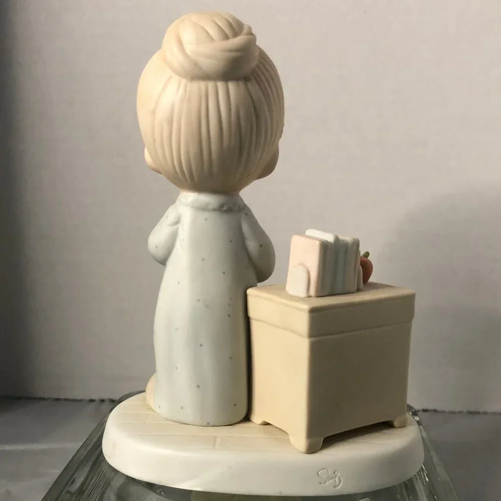 Precious Moments Love Never Fails Figurine - Picture 2 of 5